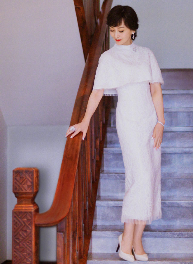 赵雅芝|赵雅芝就别“装”！生图公开不过是老奶奶，网友：也快70岁了