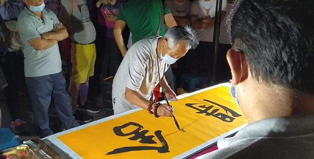 国家一级书法家青岛街头摆地摊,一幅作品卖100元,市民纷纷收藏