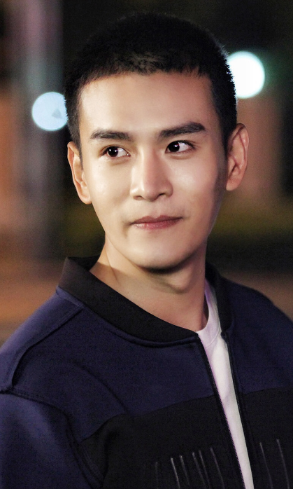 只能在剧里跑跑龙套,但是他一直很努力,终于在《如懿传》中,因"凌云彻