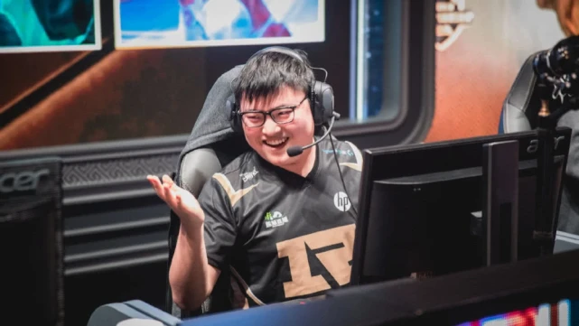 替补中单Cryin被RNG“雪藏”，网友愤怒：已经被RNG毁了