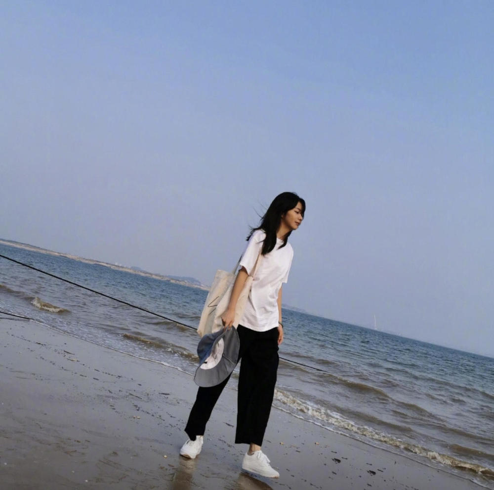 谭松韵厉害穿长款t恤玩转下衣失踪30岁穿出高中生的活力