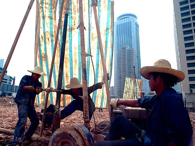 90年代飘在深圳的农民工:发财者极少如今都年迈,图9年轻漂亮发廊妹