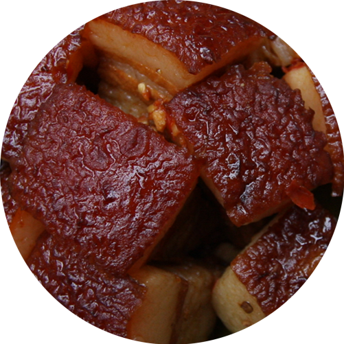 砣子肉(又名墩子肉):皮皱色黄,肥而不腻,体现客家人待客热情,大块吃肉