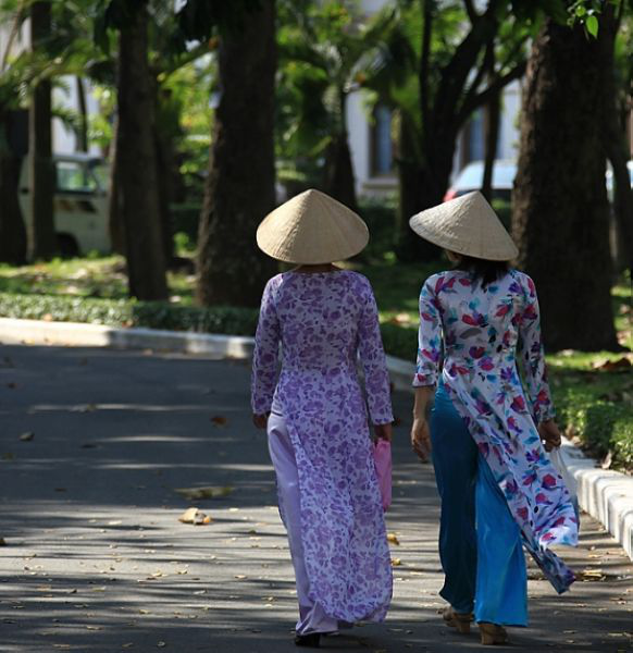 或者是少数民族才会穿着传统服饰,但是越南就不一样了,很多越南人其实