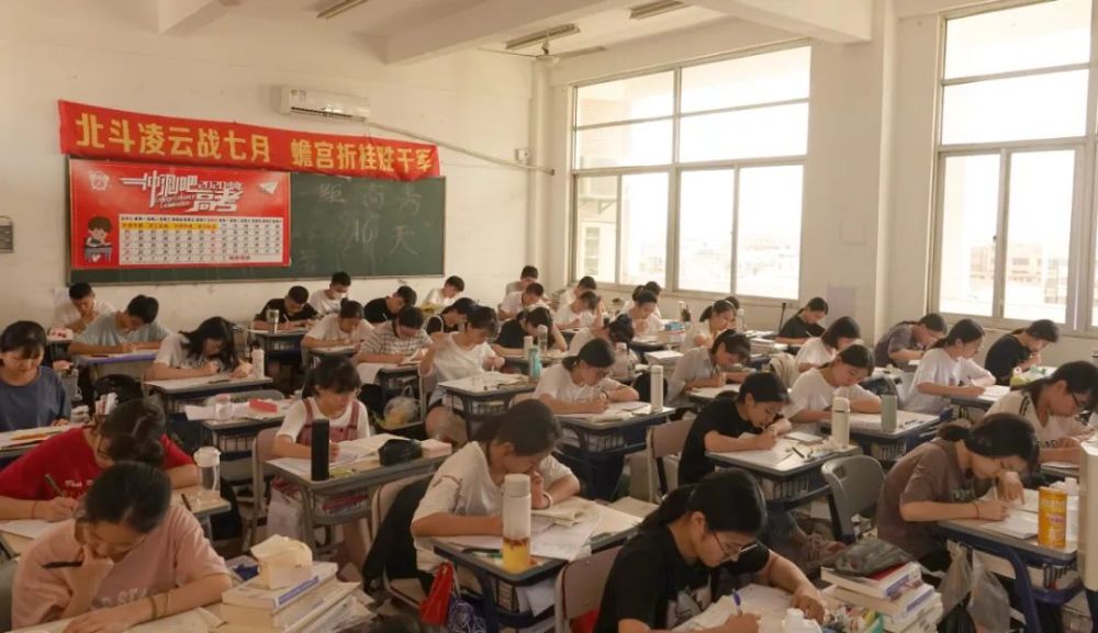 龙文中学高三理科班学生正在装配有空调的教室里学习