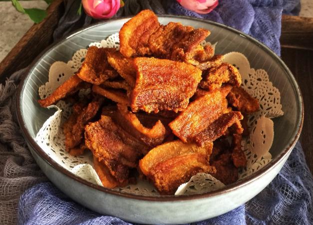 广东人炸五花肉,为什么要边炸边浇水?这样炸出来的猪皮会好吃吗