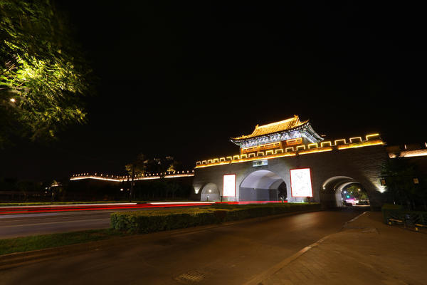 实施亮化后的开封小南门,即便到了晚上依旧耀眼.
