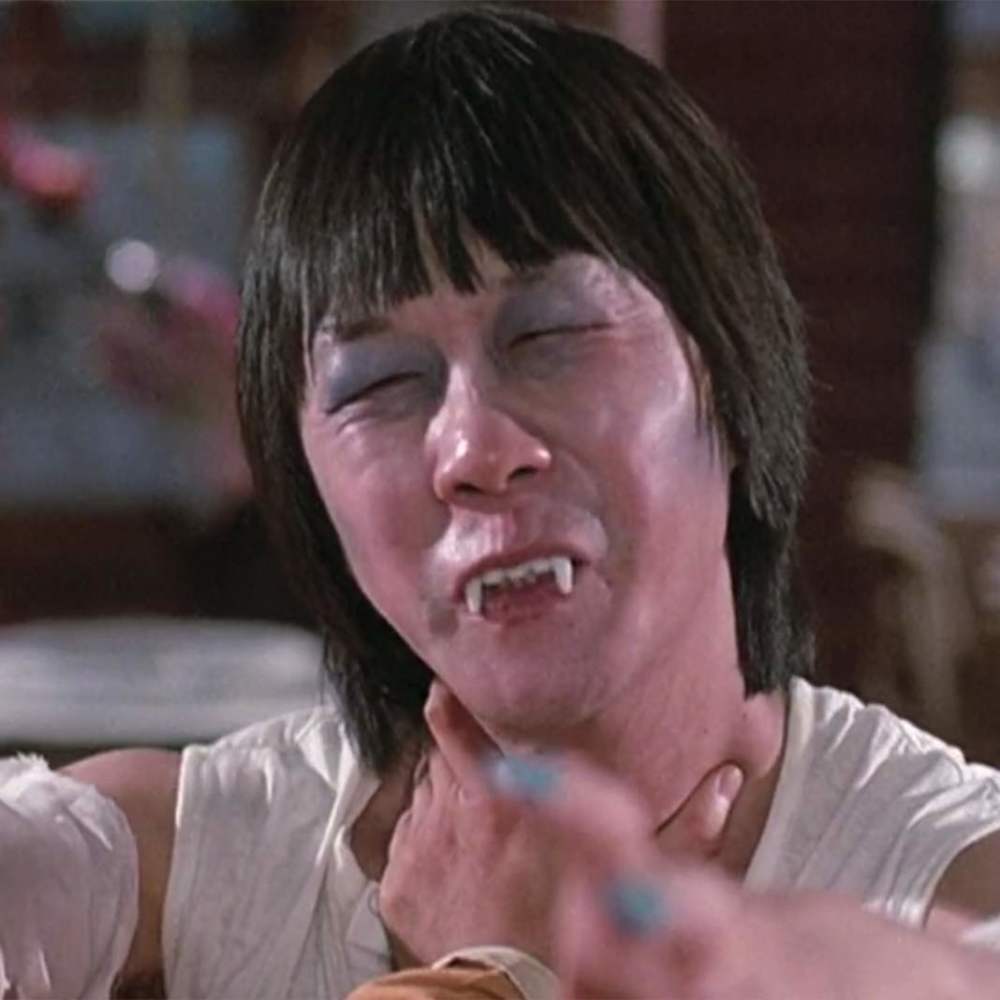 凭借僵尸片出名的许冠英,因为金像奖的小错误从此再也不演僵尸片_腾讯