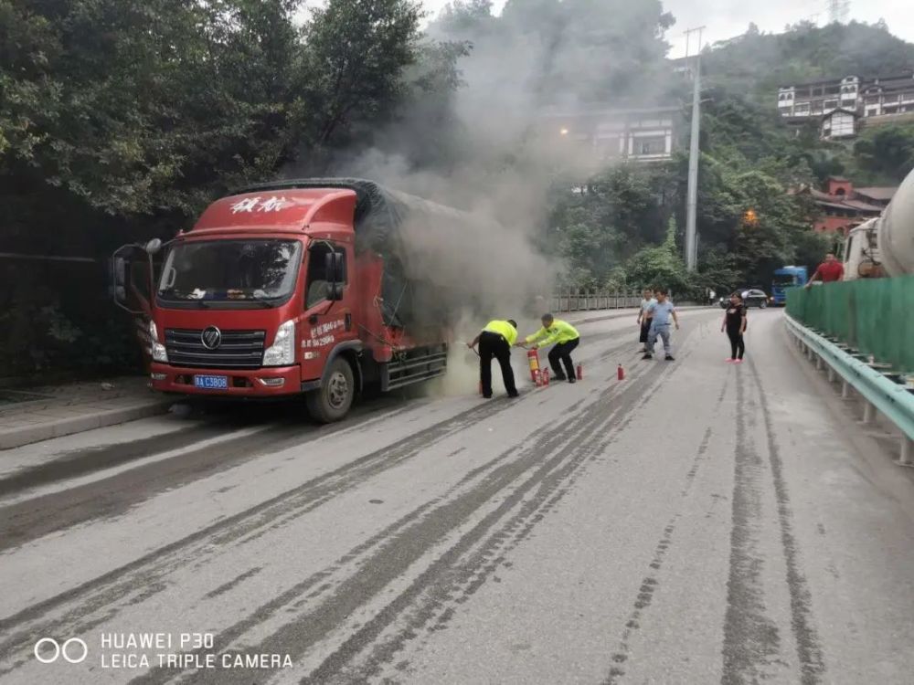 货车后轮直冒火 司机只有一瓶矿泉水 三名交警来了 腾讯新闻