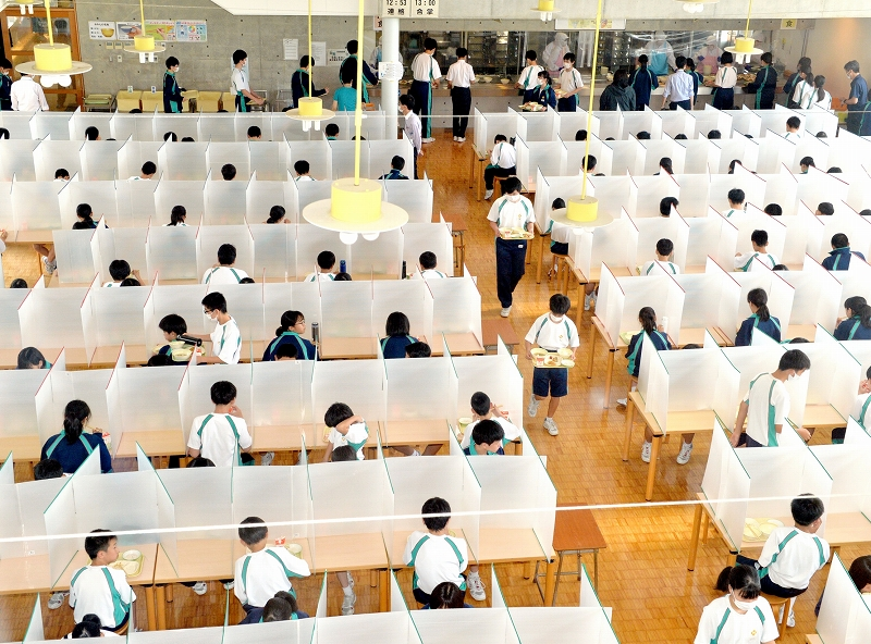 下面的图,看起来像不像在上电脑课?这其实是日本某个学校的食堂.