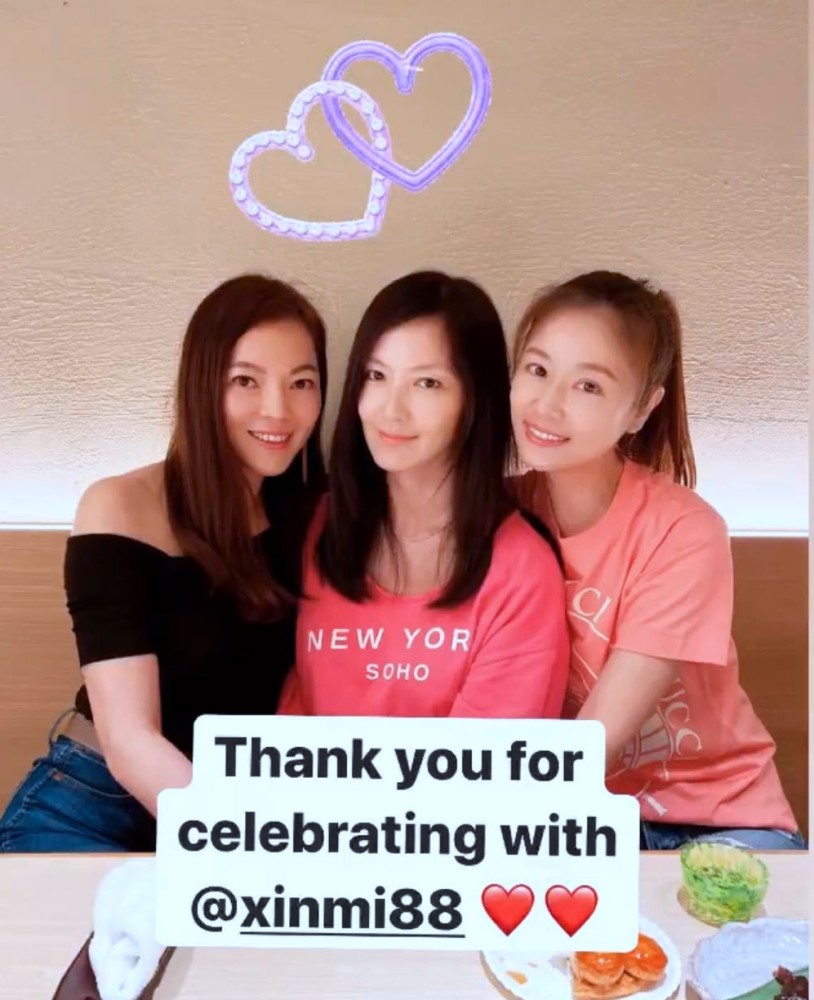 林心如|林心如夫妇现身派对，华哥在角落腼腆微笑，遥望老婆豪迈怀抱男友人