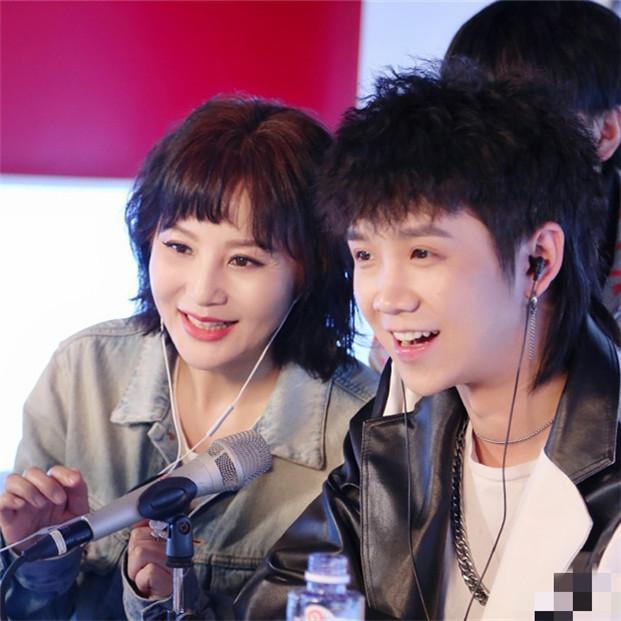 郭聪明和明星合唱却成背景板得知明星名字后网友却笑了