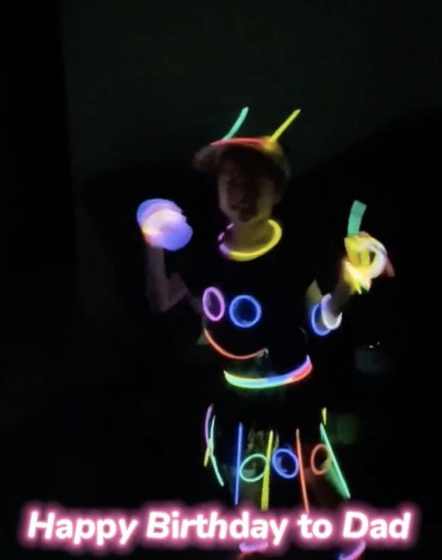 汪峰生日,章子怡母女三人全身戴荧光棒跳舞创意满满,幸福感爆棚