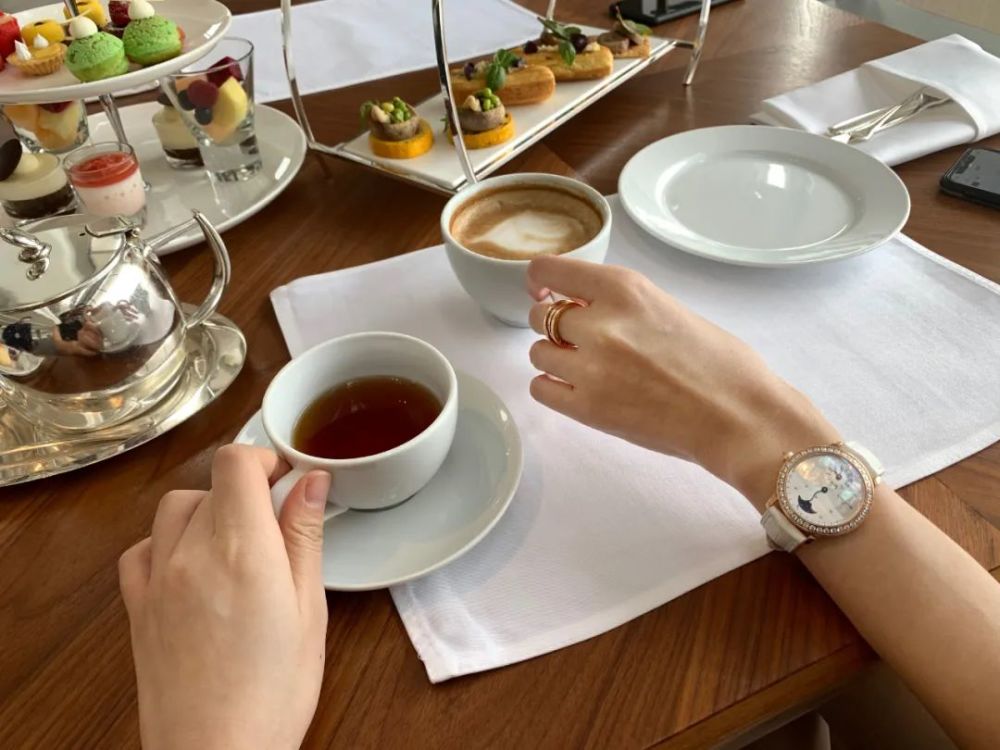 和闺蜜喝下午茶她看上了我的表