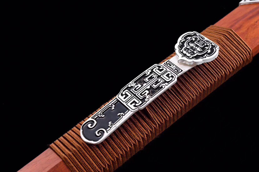 装具:镀银如意套装,剑刃;高锰钢双槽,剑鞘;优质红木全长80cm,刃长56.