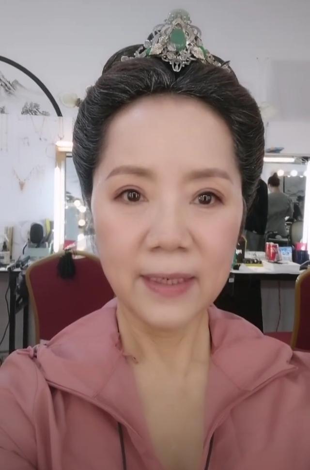 老戏骨刘芳罕露面60岁为生活仍在拍戏前夫岳跃利独自抚养女儿