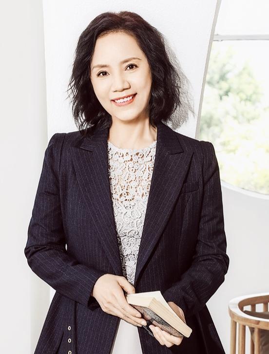 老戏骨刘芳罕露面60岁为生活仍在拍戏前夫岳跃利独自抚养女儿