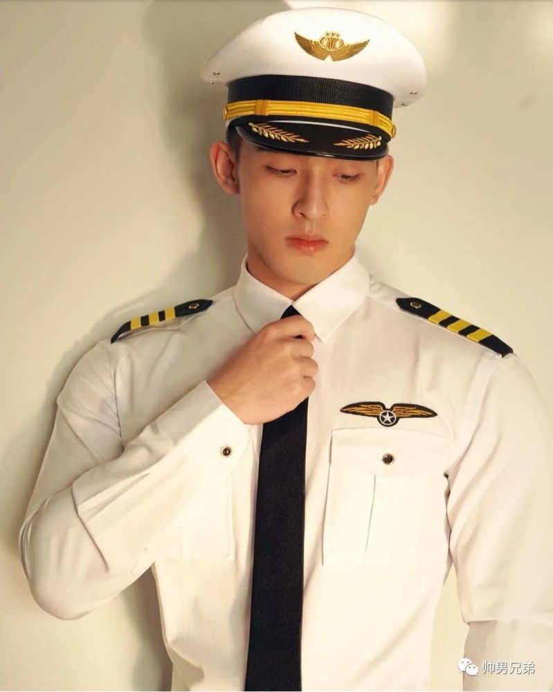 空少模样的英俊少年,帅气逼人小奶狗!