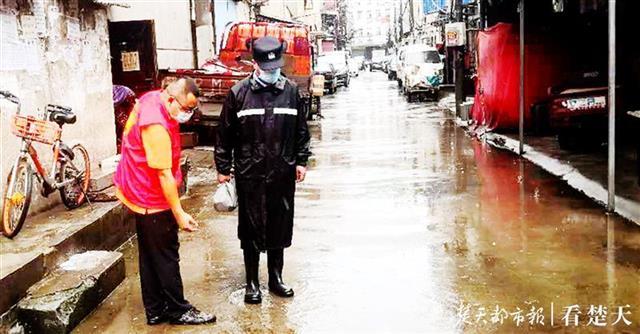 社区 守护神 清晨冒雨出发 徒手伸进积水清理垃圾 这个城中村无一户受灾 腾讯新闻