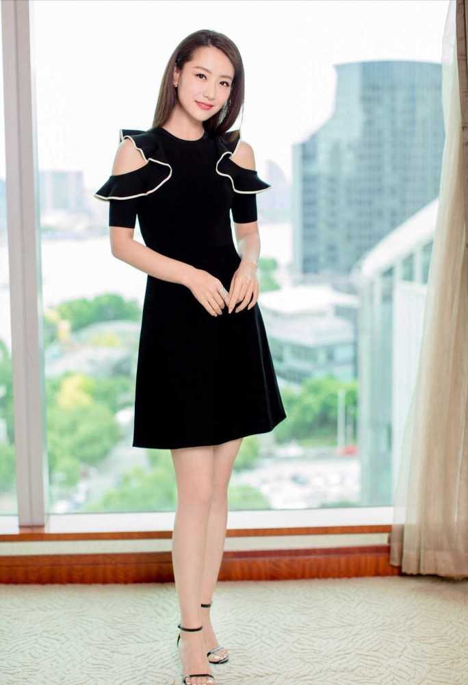 白冰不愧是国内金喜善穿黑色连衣裙凹造型单身后更气质