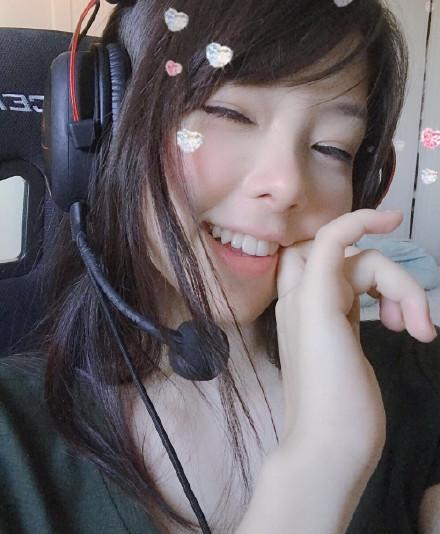 电竞女神mayumi入驻国内直播平台财色双收