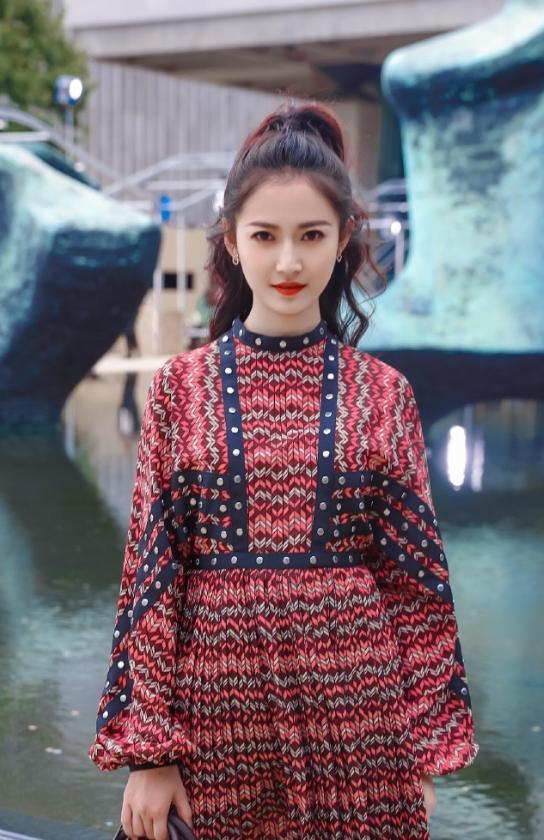 陈钰琪整个人都洋气了不少,穿红色印花连衣裙扎高马尾,气质出众