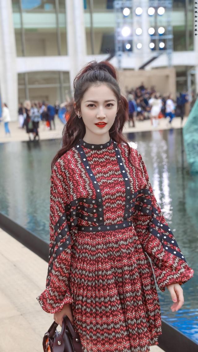 陈钰琪整个人都洋气了不少,穿红色印花连衣裙扎高马尾,气质出众