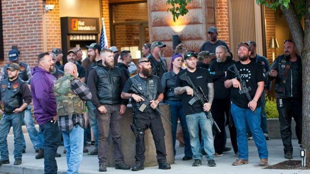 美国白人民兵全面出击在起义军武装示威现场主动持枪震慑