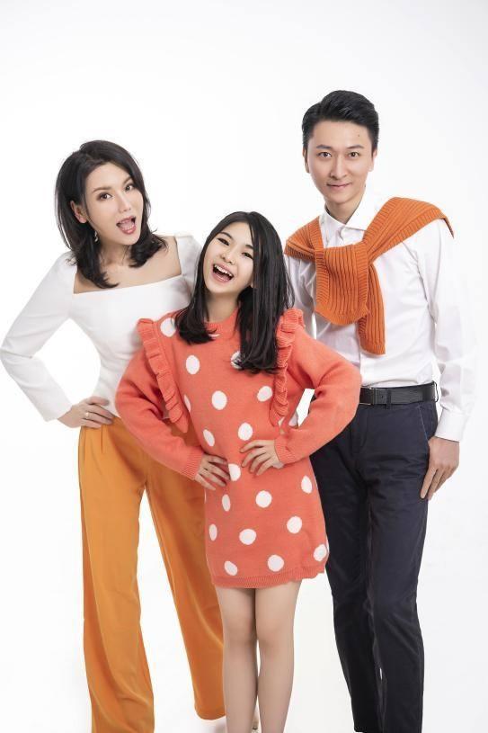 幸福的三口之家李凯稠与妻子不仅是才华横溢的音乐人,还是少见的孝顺