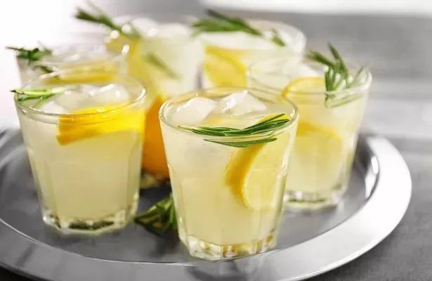 1лимонад-柠檬水在炎热时节,越桔汁,蔓越桔汁和樱桃汁都有清凉