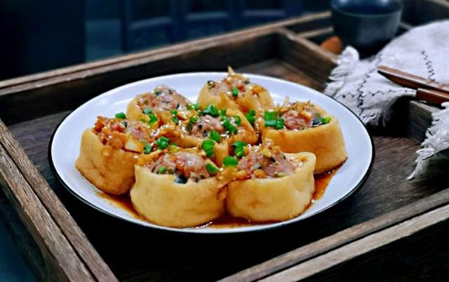 【菜名】:油豆腐酿肉油豆腐本来就是比较容易吸汁的,咬上一口就能感受