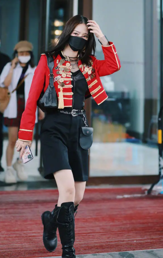 孟美岐为显腿长,穿五分裤配毒液靴,不料秀出全队最细的腿