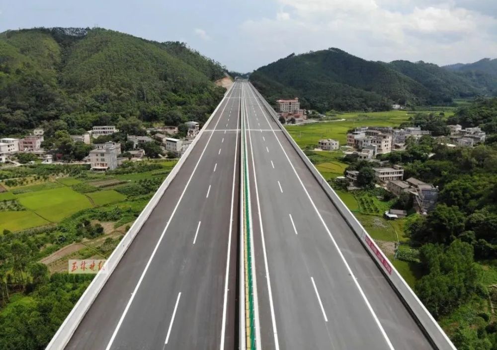 刚刚玉湛高速正式通车运营