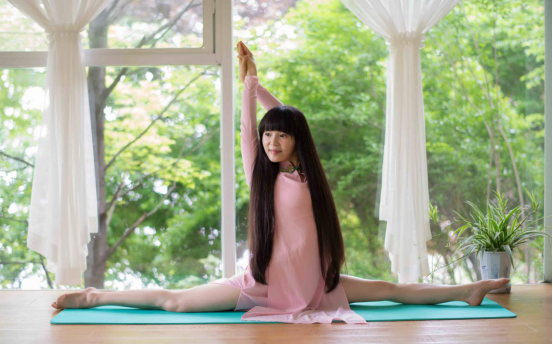 中国十佳瑜伽教练周晓坚持用瑜伽温暖生活让自己更加清澈