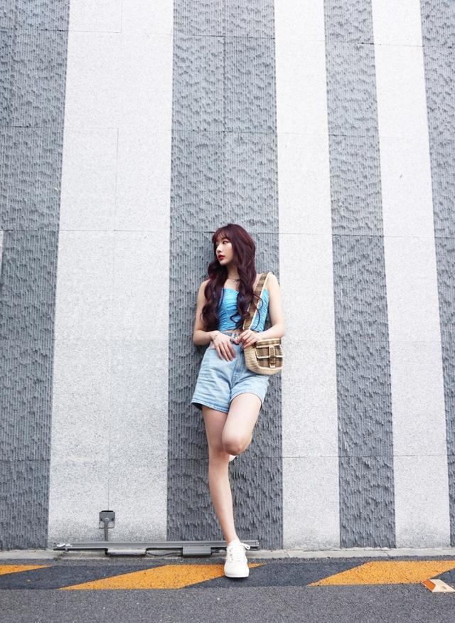 孔雪儿成团后晒照,蓝色吊带配高腰牛仔短裤,大秀美腿性感迷人