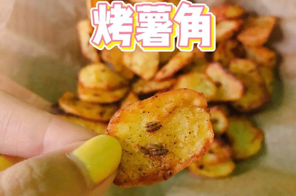 比薯片更過癮屬於懶人小零食,好吃到舔手指~食材土豆 / 辣椒粉適量