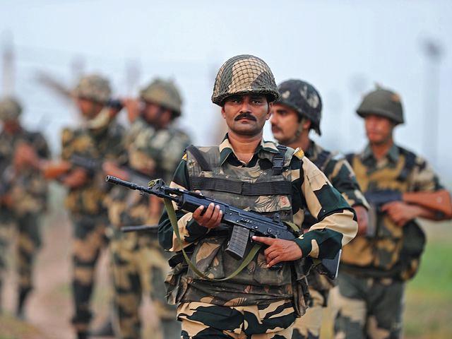 图为印度士兵近期,西南边境局势持续恶化,有一批训练有素装备精良的不