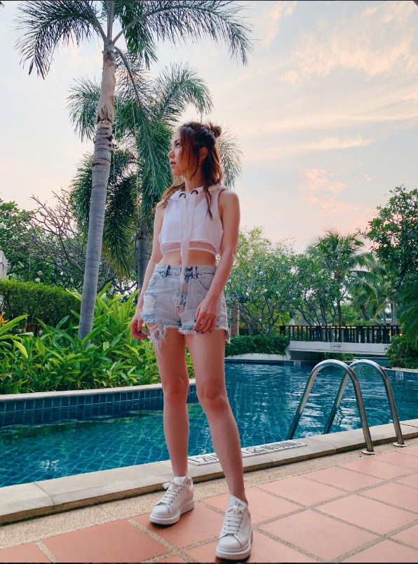 邓紫棋私服穿搭在线,风格又潮又酷,配饰搭配是亮点_腾讯新闻