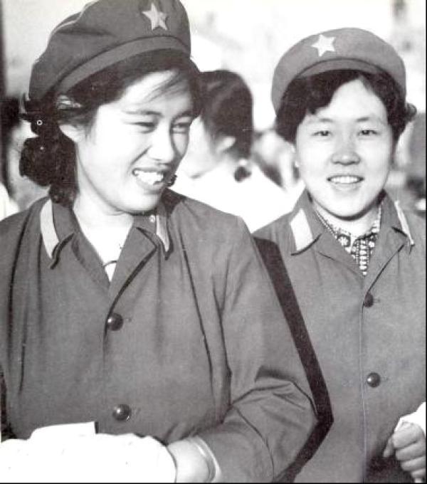 某预备役师卫生队女战士,与现役女军人着装一样.