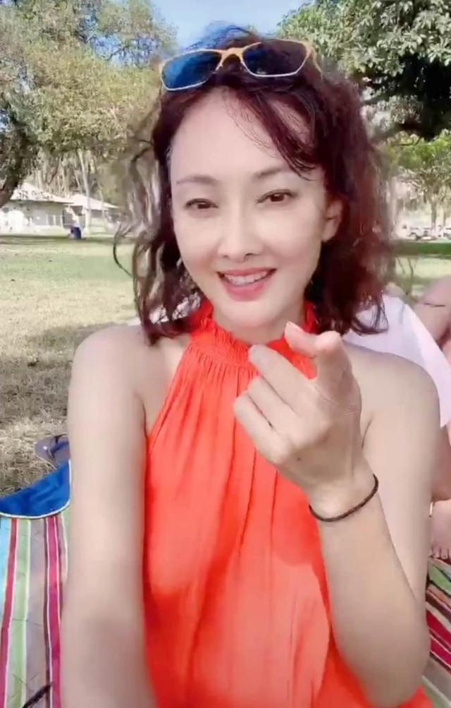 47岁牛莉罕晒老公撒娇表示要任性到老素人老公至今身份成谜