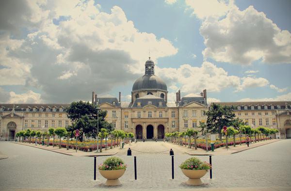 该校与哥伦布有一点关系,当时哥伦布探险西印度群岛的提案就是在这个