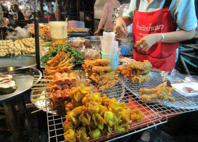 地摊经济大热这四种最火的小吃你吃过没