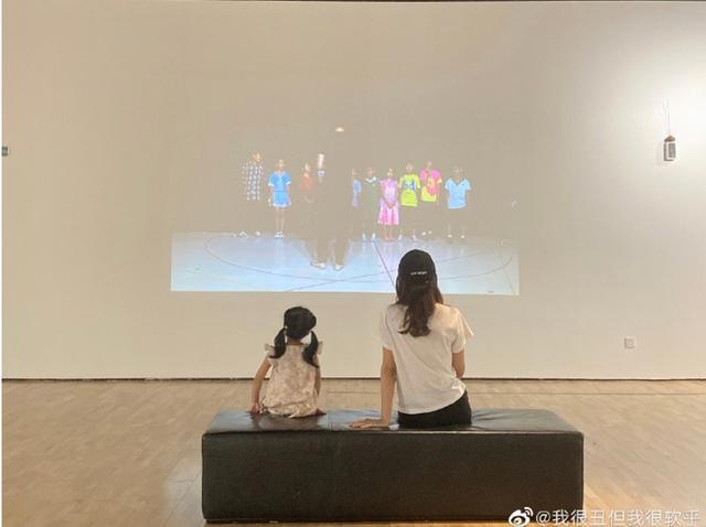 张子萱安安逛艺术馆 精英艺术教育从小抓 同件公主裙经常穿节俭 腾讯新闻