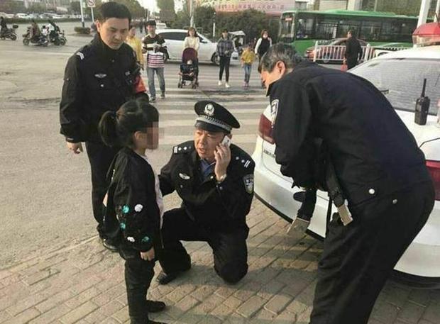 3岁女宝和爸爸走散 民警问爸爸名字女孩的回答 全场笑翻 腾讯新闻