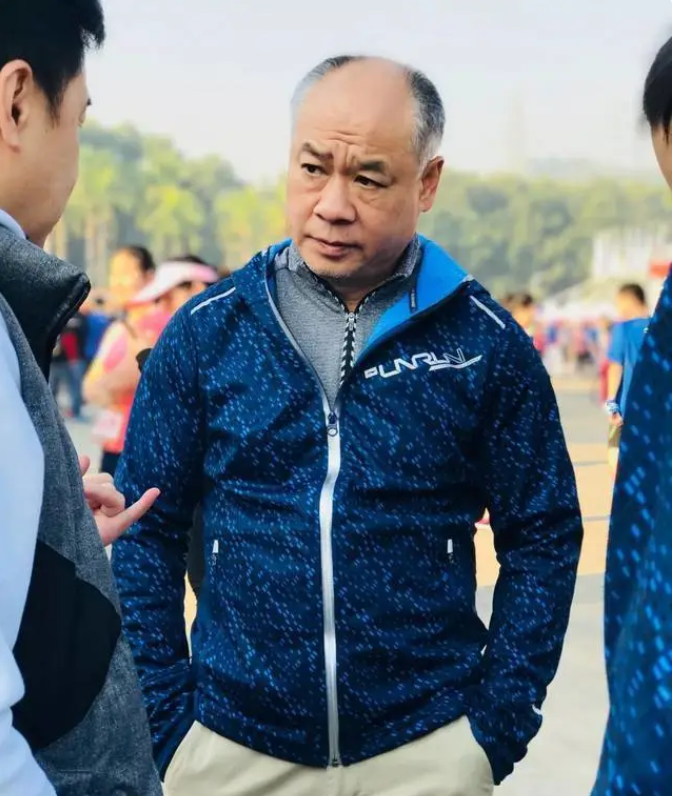 体操王子李宁近况儿女双全颜值高妻子气质十足