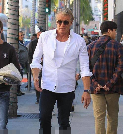 62岁龙格尔迎娶与女儿同龄娇妻,粉色求婚钻戒好亮眼