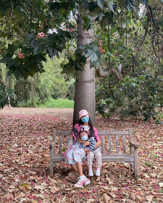 陈冠希|陈冠希晒女儿草地上奔跑，Alaia扎小龙人发型，皱着眉头表情搞笑