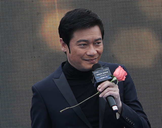 55岁香港老戏骨内地接散活一天300,含泪披露:没钱修车,不行就卖房