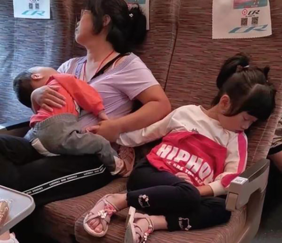 为母则刚不是说说而已高铁上母亲睡着紧拽俩娃让人泪目