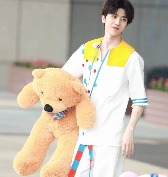 蔡徐坤蔡巨葵认证跟粉丝抱同一只玩具熊差别却不是一般大